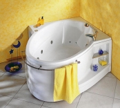 Atypicky řeší prostor koupelny rohová vana Lutea (KOHLER), cena od 62 049 Kč, DIREX COMPANY