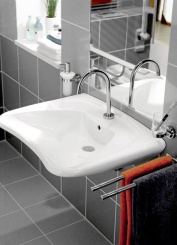 Přístup k umyvadlu na invalidním vozíku usnadní speciální tvarování a sifon zabudovaný pod omítkou, umyvadlo z řady Omnia Vita (VILLEROY AND BOCH), cena 9 490 Kč, GIENGER CENTRON