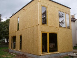 Střecha je plochá se speciální fólií jako střešní krytinou