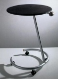 Odkládací stolek Trottolo (design Francesco Fois, Progetti) s kovovou podnoží na kolečkách a dřevěnou deskou, průměr 51 cm, výška 99 cm, cena 24 825 Kč, LOCCO