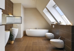 Koupelna v podkroví je vybavena luxusní sanitární keramikou  Il Bagno (Laufen). Keramický obklad a dlažba s dezénem tmavého dřeva souzní s obytnými místnosti v domě