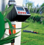 Zavlažovací automat Gardena C 1060 napájený solární baterií. Cena 3 095 Kč