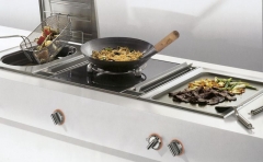 Moderní přípravu pokrmů ve stylu japonské kuchyně umožňuje tepan. Tepan Yaki typ VP 421 (GAGGENAU), cena 65 990 Kč, SEDLÁK INTERIER