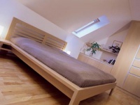 Na podlahu ložnice rodičů byl použit masiv v dekoru jasan. Nábytek je z dílny firmy Design Duroň