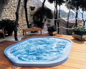 Siena Experience (JACUZZI) s rozměry 240 x 198 cm poskytne lázeň až 8 osobám, automaticky reguluje množství vody při vstupu do spa i výstupu, cena 507 780 Kč, AQUA PLUS