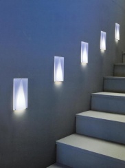 Nástěnné svítidlo Mano recessed (design A. Brux, P. Gourdon, Luxit), opálové sklo, rozměr 20 x 12,5 cm, cena od 3 384 Kč, EUROLUX LIGHTING