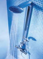Sprchový panel Hansasmart-shower (HANSA) nabízí hlavovou sprchu s dvěma druhy proudů, zádovou sprchu, ruční sprchu a termostatickou baterii, cena 34 390 Kč, EDEN-KOUPELNY