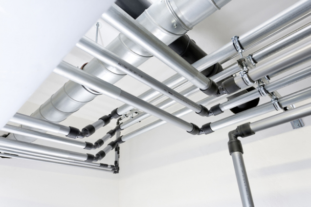 Firma REHAU vyvinula před časem systém, který eliminuje všechny neduhy plastových vodoinstalací. Základním materiálem je za vysokého tlaku a teploty zesítěný polyetylen PE-Xa, ze kterého jsou vyráběny vodovodní trubky RAUTITAN. Na rozdíl od standardního plastu jsou trubky RAUTITAN spojovány metodou násuvné objímky. Spojení se uskuteční mechanickým nasunutím plastové nebo mosazné objímky na spoj. (Zdroj: REHAU)