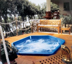 Minibazén Siena Experience (JACUZZI) pojme až 6 osob, je vybaven regulovatelnou hydromasážní tryskou a podhladinovým osvětlením, cena 542 450 Kč, AQUA PLUS