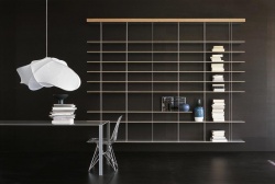 Závěsná stěna Graduate (Molteni), design Jean Nouvel, tyče z oceli, police dýhované cena od 44 200 Kč, NOBIS STUDIO