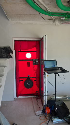 Blower door test měření (Zdroj: HELUZ)