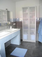 Stylově doplňuje koupelnu prosklená skříň