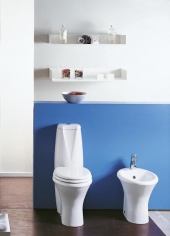 Kombi klozet a bidet z řady Kir (KERASAN), ceny: klozet 6 140 Kč, nádržka 2 430 Kč, splachovací mechanizmus 880 Kč, úsporná verze 1 090 Kč, sedátko 1 470 Kč, bidet 2 900 Kč, SAPHO