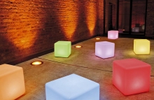 Svítící sedák Cube LED, akumulátorové dobíjení, svítí asi 25 hodin, (MOREE, www.moree.de)