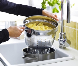 Vložka Stabil do hrnců slouží na vaření a cezení těstovin. Cena 199 Kč, IKEA