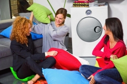 Čtyři prestižní ceny získala pračka Moon (INDESIT). Na našem trhu je ve dvou barevných kombinacích (stříbrná s modrými dvířky a bílá se stříbrnými dvířky) a dvou velikostech (standard a slim), cena od 13 080 do 15 080 Kč, INDESIT COMPANY ČESKÁ
