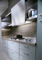 Ze skla v několika barvách se vyrábí kuchyň Crystal (SCAVOLINI). Cena bez pracovní desky a bez spotřebičů cca 70 000 Kč za běžný metr, CORRECT INTERIOR
