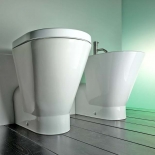 Série Verso Comfort (CATALANO) ve stojací podobě – bidet 13 440 Kč, klozet 13 440 Kč, odpadní koleno 588 Kč, WC sedátko 2 380 Kč, EIM UNIVERS