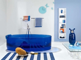 Vana Jolie (REGIA), design Bruna Rapisarda, materiál Vetroghiaccio (směs pryskyřic a pigmentů skla následně pokrytá průhlednou vrstvou polyuretanu), rozměry 180 x 80 x 55 cm, cena bez armatury 385 560 Kč, KOZÁK BATH &amp; INTERIOR