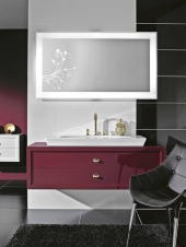 Zajímavou barvou upoutá závěsná skříňka z kolekce La Belle (VILLEROY & BOCH). Cena 58 600 Kč, KREINER EXKLUSIV