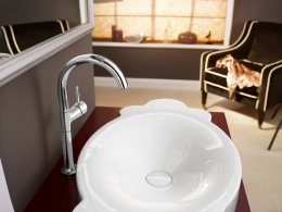 Jednootvorová stojánková baterie ze série LaFleur (VILLEROY &amp; BOCH), typ k umístění na desku, cena (chrom) 19 730 Kč, KREINER EXKLUSIV