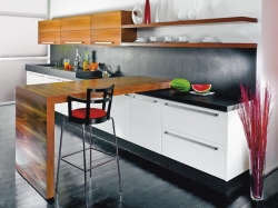 Kuchyňská sestava Color bílý lak je doplněná kuchyní Aroma švestka dýha, cena nábytku (bez DPH) 175 000 Kč