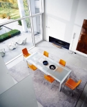 Rozkládací jídelní stůl First Glass (Ligne Roset), výška 76 cm, šířka 90 cm, délka 180/240 cm, průhledné nebo antracitové sklo, cena od 87 160 Kč, LIGNE ROSET