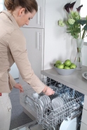 Vestavená myčka Electrolux ESF 6161 s ochrannou funkcí zabezpečující vyšší hygienu. Pojme 12 sad nádobí, třída spotřeby energie, účinnosti mytí a sušení A, spotřeba vody 12 l, 5 programů, senzor upravující teplotu a množství vody podle množství a stupně zašpinění nádobí, cena 16 820 Kč, ELECTROLUX