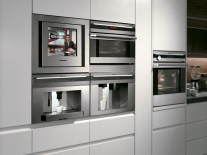 Z řady sortimentu Global Design je TV4You 45000 X - vestavná televize s otočnou LCD obrazovkou (15 palců) umožňuje sledování z různých úhlů, cena 34 900 Kč, ELECTROLUX