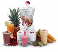 K přípravě krémových ovocných nápojů, exotických koktejlů a ledové kávy slouží koktejlový mixér Smoothy s objemem 1 l, výkonem 350 W, cena 990 Kč, SINGER