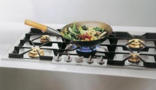 Plynová varná deska KG 291-120 (GAGGENAU), šíře 90 cm, materiál nerez, hliník a litina, uprostřed výkonný hořák wok. Cena 59 990 Kč, KUCHYNĚ PLUS