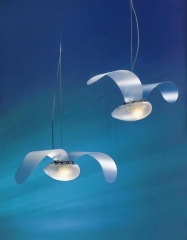 V místnostech s vysokými stropy si můžeme dovolit svítidlo s delším závěsem. Zaujme například Vola (design Isao Hosoe, Luxit), foukané sklo/chromovaný kov a polykarbonát, šíře 50 cm, hloubka 24 cm, cena 6 015 Kč, EUROLUX LIGHTING