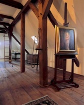 Půdní ateliér s velmi jednoduchým zařízením má zároveň charakter výstavní síně