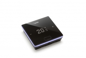 Pro regulaci topného systému doporučujeme zvolit programovatelný termostat NEA SMART 2.0 s mnoha chytrými funkcemi, která vám pomohou nastavit co nejefektivnější vytápění. (Zdroj: REHAU)