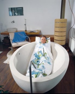 "Tohle je moje nejdražší vana v životě - jednu noc bych v ní přečkal." Vana, model Po z kolekce I Fiumi (Boffi), design Claudio Silvestrin, přírodní kámen Bihara (vápenec), baterie z řady doplňků Minimalo, rozměry 190 x 125 cm, cena 766 185 Kč, LINEA PURA