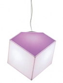 Světlo Edge (Artemide), design Alessandro Mendini, polykarbonát, transparentní nebo v různých barvách, závěsné, stropní nebo nástěnné provedení, 30 x 30 cm nebo 21,5 x 21,5 cm, výkon 15 W, cena od 4 500 Kč, ARTEMIDE