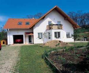 Před domem mají Pešákovi psi celé pískoviště na hrabání a "tunelování"