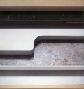 Laminátové pracovní desky s nejrůznějším zakončením. Shora - 2x postforming, nerezová hrana, plastová hrana. Ceny cca 400 Kč/bm š. 60 cm, BAUHAUS