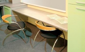 Jídelní deska ve stejném designu jako pracovní plocha opticky sjednotí interiér kuchyně. I tady platí, že na jedno místo byste měli mít prostor široký alespoň 60 cm, KORYNA