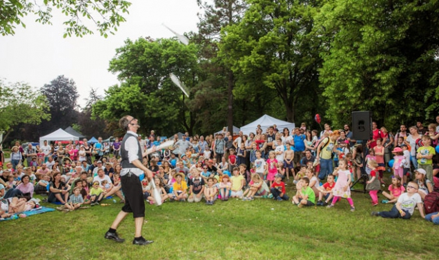 Velkolepě oslavit kulaté narozeniny originálního festivalu Mezi ploty, který se v areálu Psychiatrické nemocnice Bohnice koná 27. a 28. května, přijede řada skutečných hvězd českého i slovenského uměleckého nebe. Celkem na 14 scénách rozesetých po mnohahektarovém parku vystoupí asi 120 účinkujících, reprezentujících paletu hudebních a divadelních žánrů – od rocku a popu po ska, hip hop a electro swing, od činohry po nový cirkus a stand up comedy.