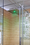 U talířové sprchy Wellness (GESSI) je možné nastavit světla v barvách duhy