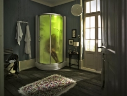 Rohový altán Pharo Aquafun 95 DeLuxe, rozměr 104 x 96 x 224 cm, termostatická baterie, ruční a hlavová sprcha, 12 masážních trysek, vyvíječ páry včetně nádoby na vonné esence, barevné osvětlení z LED diod, rádio, cena 301 995 Kč, HANSGHROHE