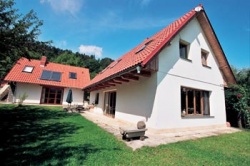 Po pískovcových chodnících lze z domu dojít pohodlně až do ateliéru