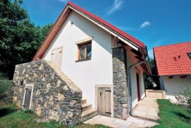 Po pískovcových chodnících lze z domu dojít pohodlně až do ateliéru