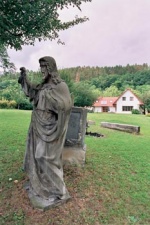 Zahradě žehná socha Ježíše Krista z 19. století