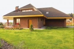 Masivní přesahující střecha opticky zmenšuje proporce poměrně rozlehlého domu. Balkony zapuštěné do střechy jsou využívány poměrně málo, ale odlehčily stavbu a prospěly celkovému architektonickému výrazu.