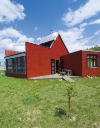 Pravé a levé křídlo domu svírají ostrý úhel, v němž našla své místo terasa. Úspornost stavby nevedla ke snížení architektonické kvality, ale byla naopak motivací a inspirací. Kastlová okna ze staré fary, která manželé výhodně získali, architekt zkombinoval s pevně prosklenými plochami. Skvělý nápad, nebo z nouze ctnost? Vyberte si