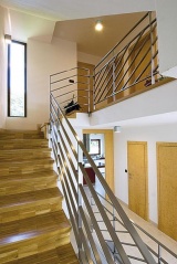 Vnitřním principem architektury je vzdušnost, otevřenost a zajímavé průhledy. Tomu odpovídá i schodiště se subtilním ocelovým zábradlím. Z druhého patra je vidět až do přízemí, úzkými okny do exteriéru a půsuvnými dveřmi do různých částí interiéru
