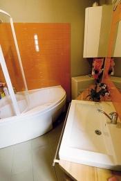 Do téměř trojúhelníkového půdorysu koupelny se vejde rohová vana, pračka, 90 cm široké umyvadlo i WC
