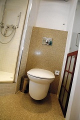 Dispozice koupelny a WC byla zcela změněna, WC je dnes součástí koupelny, ale je částečně odděleno